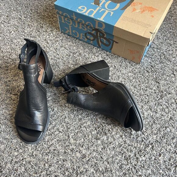 OTBT Metaphor Size US 6.5 M Women Leather Ankle Strap Open Toe Sandals Black New - Picture 1 of 7